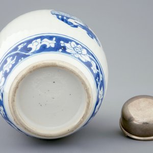 Een Chinese blauw-witte theebus met zilveren deksel, Kangxi — foto 5