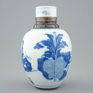 Een Chinese blauw-witte theebus met zilveren montuur, Kangxi — foto 3
