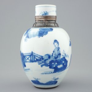 Een Chinese blauw-witte theebus met zilveren montuur, Kangxi — foto 4