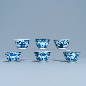 Een Chinese blauw-witte theebus, zes koppen, twee schotels en twee borden, Kangxi/Yongzheng — foto 15