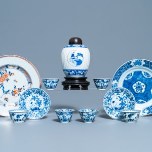 Een Chinese blauw-witte theebus, zes koppen, twee schotels en twee borden, Kangxi/Yongzheng — foto 18