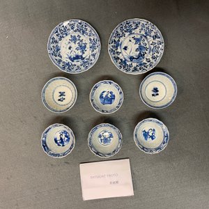 Een Chinese blauw-witte theebus, zes koppen, twee schotels en twee borden, Kangxi/Yongzheng — foto 26