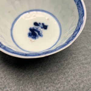 Een Chinese blauw-witte theebus, zes koppen, twee schotels en twee borden, Kangxi/Yongzheng — foto 36
