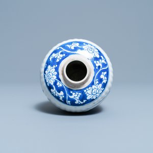 Een Chinese blauw-witte theebus, zes koppen, twee schotels en twee borden, Kangxi/Yongzheng — foto 10