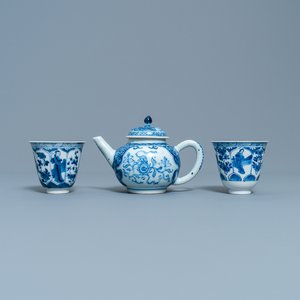 Een Chinese blauw-witte theepot en een paar wijnkoppen, Kangxi — foto 1