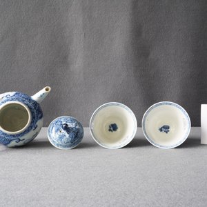 Een Chinese blauw-witte theepot en een paar wijnkoppen, Kangxi — foto 16