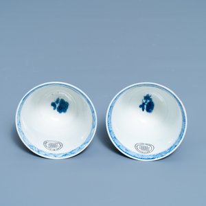 Een Chinese blauw-witte theepot en een paar wijnkoppen, Kangxi — foto 7