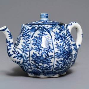 Een Chinese blauw-witte theepot in de vorm van een lotusbloem, Kangxi — foto 1