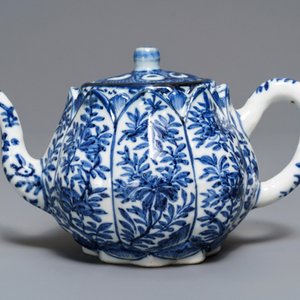 Een Chinese blauw-witte theepot in de vorm van een lotusbloem, Kangxi — foto 2