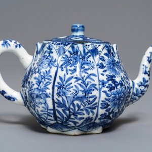 Een Chinese blauw-witte theepot in de vorm van een lotusbloem, Kangxi — foto 4