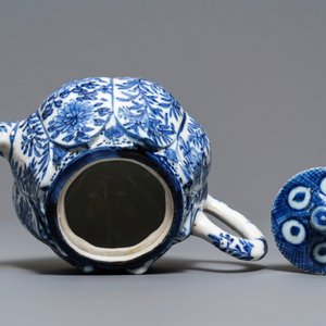 Een Chinese blauw-witte theepot in de vorm van een lotusbloem, Kangxi — foto 6