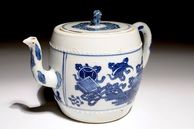 Een Chinese blauw-witte theepot, Kangxi