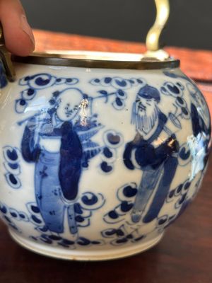 Een Chinese blauw-witte theepot met 'Acht Onsterfelijken' en bronzen monturen voor de Thaise markt, Yong Mao Yuan Ji 永茂源記 merk, 19e eeuw — foto 13