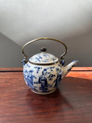 Een Chinese blauw-witte theepot met 'Acht Onsterfelijken' en bronzen monturen voor de Thaise markt, Yong Mao Yuan Ji 永茂源記 merk, 19e eeuw — foto 3