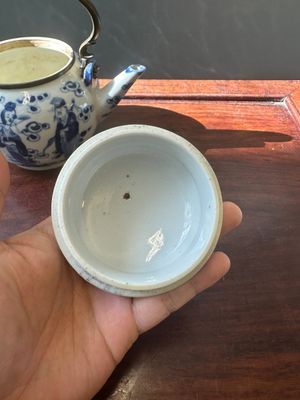 Een Chinese blauw-witte theepot met 'Acht Onsterfelijken' en bronzen monturen voor de Thaise markt, Yong Mao Yuan Ji 永茂源記 merk, 19e eeuw — foto 6