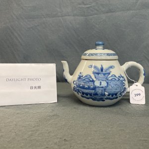 Een Chinese blauw-witte theepot met antiquiteiten, Jiajing merk, Kangxi — foto 14