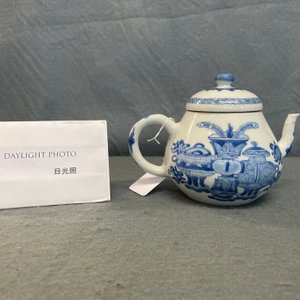 Een Chinese blauw-witte theepot met antiquiteiten, Jiajing merk, Kangxi — foto 15