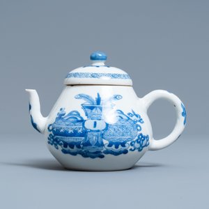 Een Chinese blauw-witte theepot met antiquiteiten, Jiajing merk, Kangxi — foto 2
