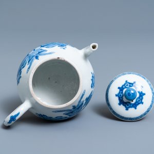 Een Chinese blauw-witte theepot met antiquiteiten, Jiajing merk, Kangxi — foto 6