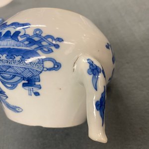 Een Chinese blauw-witte theepot met antiquiteiten, Jiajing merk, Kangxi — foto 10