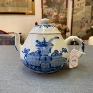 Een Chinese blauw-witte theepot met antiquiteiten, Jiajing merk, Kangxi — foto 13