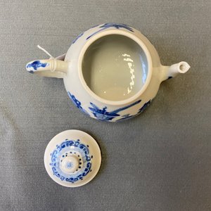 Een Chinese blauw-witte theepot met antiquiteiten, Jiajing merk, Kangxi — foto 15