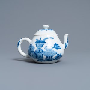 Een Chinese blauw-witte theepot met antiquiteiten, Jiajing merk, Kangxi — foto 4