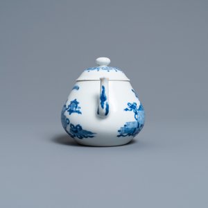 Een Chinese blauw-witte theepot met antiquiteiten, Jiajing merk, Kangxi — foto 5
