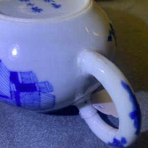 Een Chinese blauw-witte theepot met antiquiteiten, Jiajing merk, Kangxi — foto 10