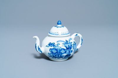 Een Chinese blauw-witte theepot met antiquiteiten, Jiajing merk, Kangxi