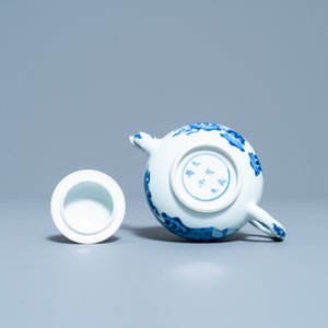 Een Chinese blauw-witte theepot met antiquiteiten, Jiajing merk, Kangxi — foto 7