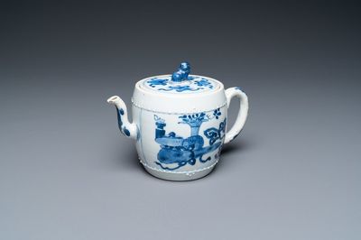 Een Chinese blauw-witte theepot met antiquiteiten, Kangxi
