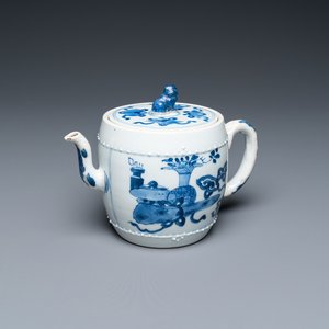 Een Chinese blauw-witte theepot met antiquiteiten, Kangxi — foto 1