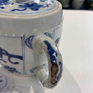 Een Chinese blauw-witte theepot met antiquiteiten, Kangxi — foto 12