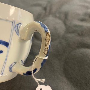Een Chinese blauw-witte theepot met antiquiteiten, Kangxi — foto 18