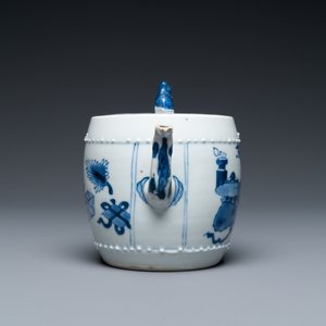 Een Chinese blauw-witte theepot met antiquiteiten, Kangxi — foto 3