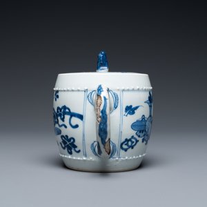 Een Chinese blauw-witte theepot met antiquiteiten, Kangxi — foto 5