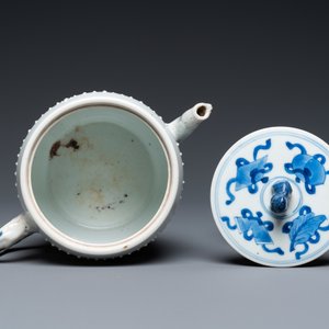 Een Chinese blauw-witte theepot met antiquiteiten, Kangxi — foto 6