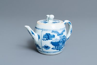Een Chinese blauw-witte theepot met antiquiteiten, Kangxi