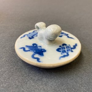 Een Chinese blauw-witte theepot met antiquiteiten, Kangxi — foto 13