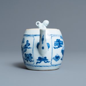 Een Chinese blauw-witte theepot met antiquiteiten, Kangxi — foto 3