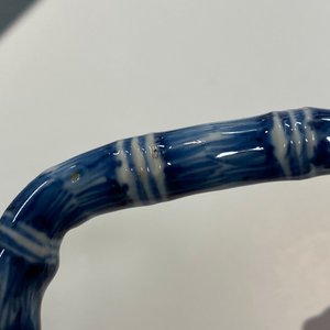 Een Chinese blauw-witte theepot met bamboevormige tuit en handvat, Kangxi — foto 11