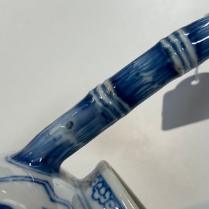 Een Chinese blauw-witte theepot met bamboevormige tuit en handvat, Kangxi — foto 12
