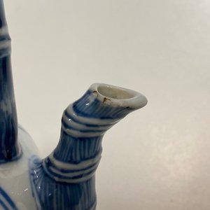Een Chinese blauw-witte theepot met bamboevormige tuit en handvat, Kangxi — foto 10