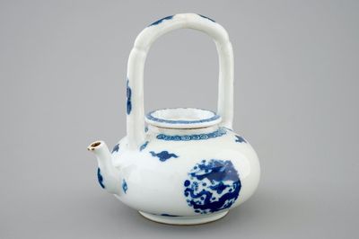 Een Chinese blauw-witte theepot met decor van draken, Kangxi