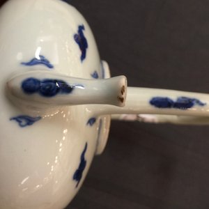 Een Chinese blauw-witte theepot met decor van draken, Kangxi — foto 11