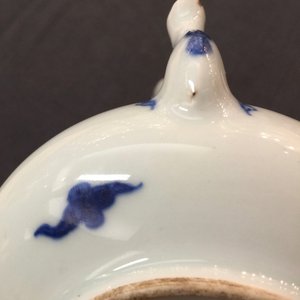 Een Chinese blauw-witte theepot met decor van draken, Kangxi — foto 13