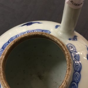 Een Chinese blauw-witte theepot met decor van draken, Kangxi — foto 15