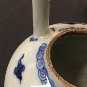 Een Chinese blauw-witte theepot met decor van draken, Kangxi — foto 17
