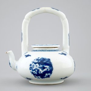 Een Chinese blauw-witte theepot met decor van draken, Kangxi — foto 2